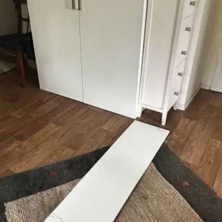 Klebepads: Rückstände von glatten Flächen entfernen