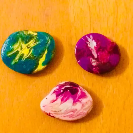 Gastgeschenk: Marmorierte Steine als Magnet