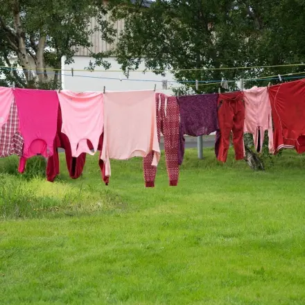 Glatte Pullis und Hosen ohne Bügeln