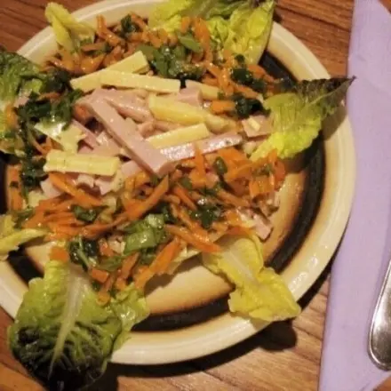 Käse-Schinken-Salat mit Rucola