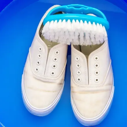 Gelbe Ränder an Sneaker erfolgreich entfernen