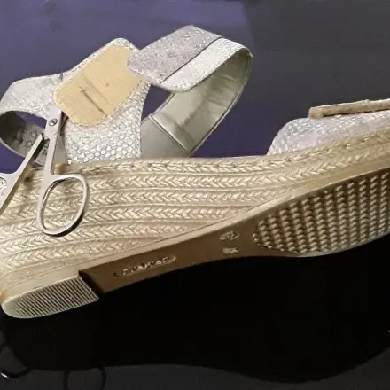 Schuhe mit Klettverschluss werden "salonfähig"