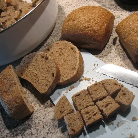 Milchkaltschale mit Beeren und Früchten für heiße Sommertage