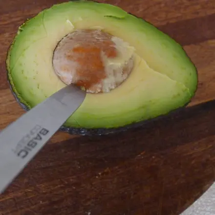 Feste Avocados vom Kern trennen