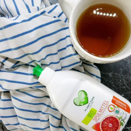 Teeflecken aus Textilien entfernen mit Geschirrspülmittel