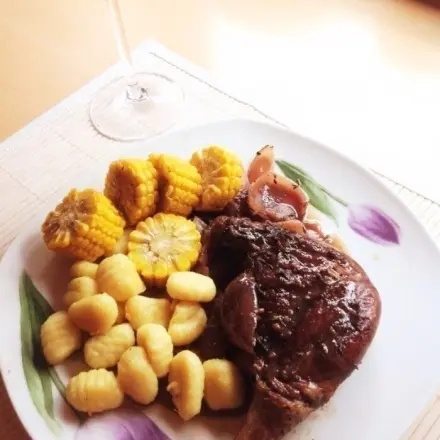 Geschmorte Entenkeule mit Gnocchi und Buttermaisrädchen