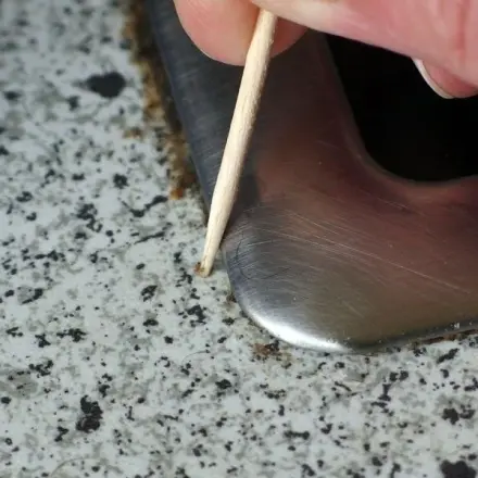 Ränder unter dem Glaskeramikfeld reinigen