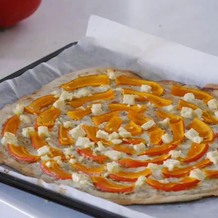 Kürbis-Flammkuchen mit Feta – vegetarisch