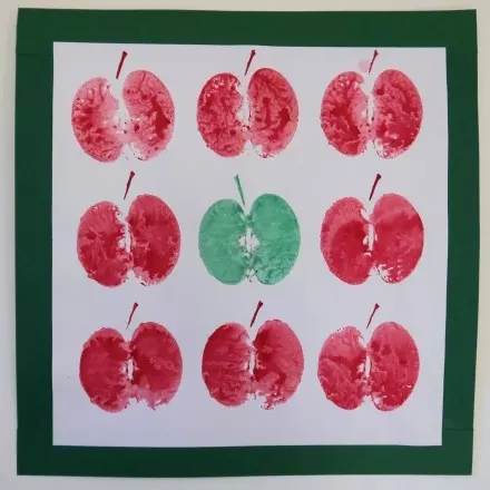 Die Apfeldrucke in Form eines Quadrates anordnen, den mittleren Apfel in einer anderen Farbe drucken und schon hat man ein herbstliches Wandbild. 