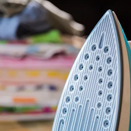 Stark verschmutzte Bügeleisensohle effektiv reinigen