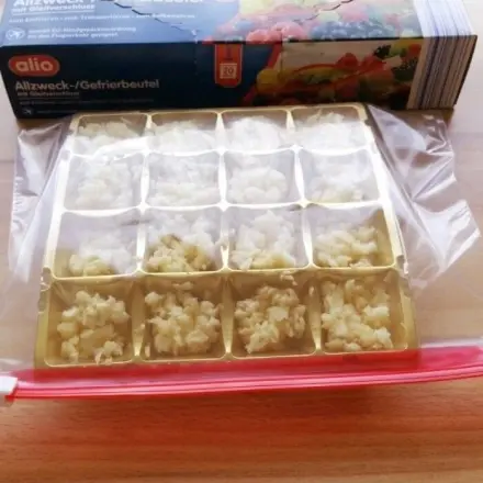 Klein gehackten Knoblauch einfrieren