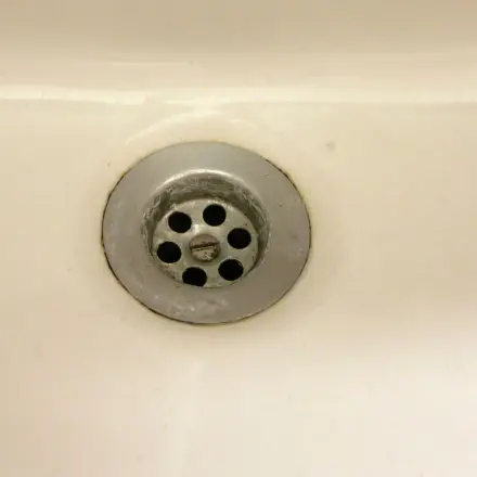 Abflussrohr verstopft? Tipp zum Reinigen: mit Kompressor