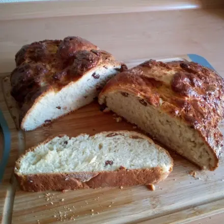 Hefezopf mit Rumrosinen und Mandeln
