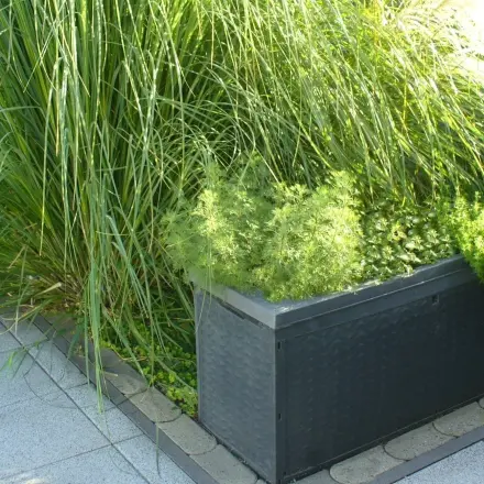 Aus verblichener Auflagenbox wird ein Hochbeet