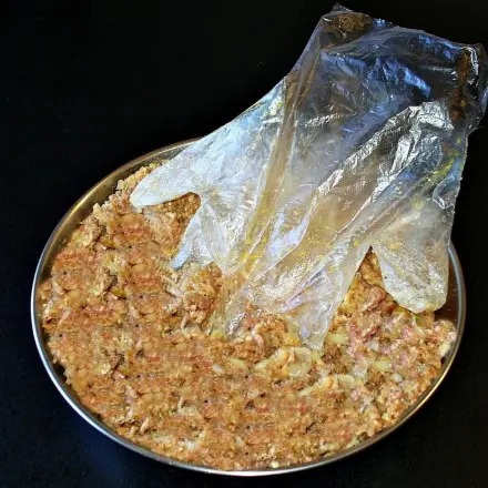 Übergroße Plastikhandschuhe - praktische Helfer in der Küche