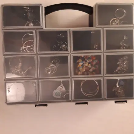 Ohrringe, Ringe und Uhren auf einen Blick