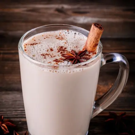 Chai-Tee mit Rum und Mandelmilch