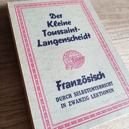 Alte Bücher und Unterlagen von modrigem Geruch befreien