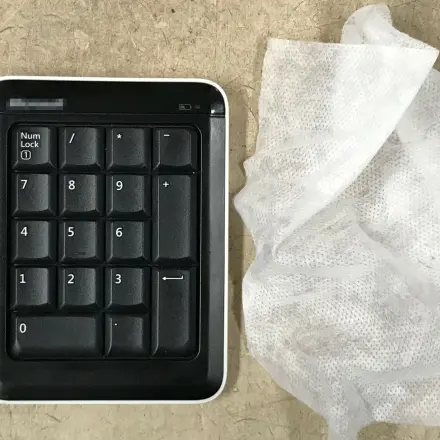 Klebriger Kunststoff: Klebende Oberflächen säubern