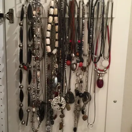 Modeschmuck übersichtlich und staubfrei anordnen