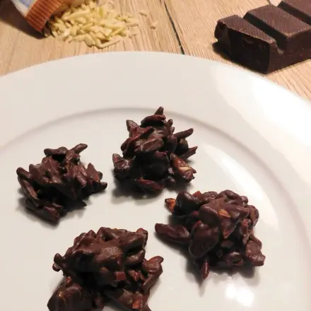 Schoko-Mandel-Knusperhäufchen
