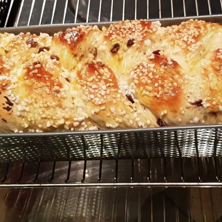 Hefezopf mit Topfen und Rosinen