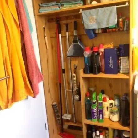 Regal für Putzzubehör - günstig & praktisch