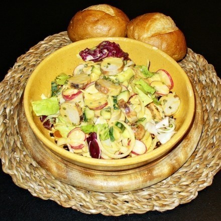Rustikales Abendbrot: Bratwurstsalat mit Senfsoße
