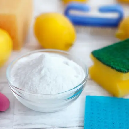 Mit selbst gemachtem Putzmittel den Kühlschrank reinigen