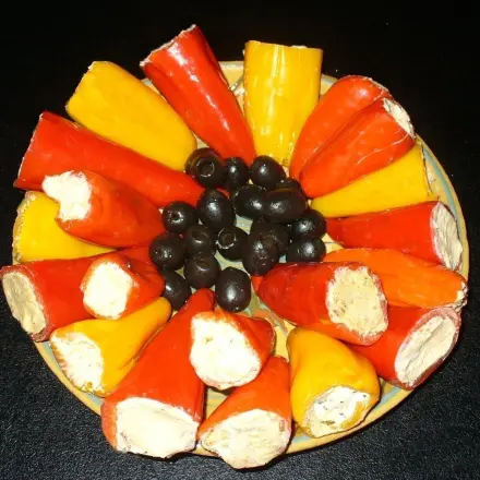 Süßsauer eingelegte Spitzpaprika mit dreierlei Käsefüllungen