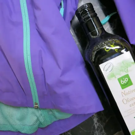 (Oliven-) Ölfleck aus Goretex-Jacke