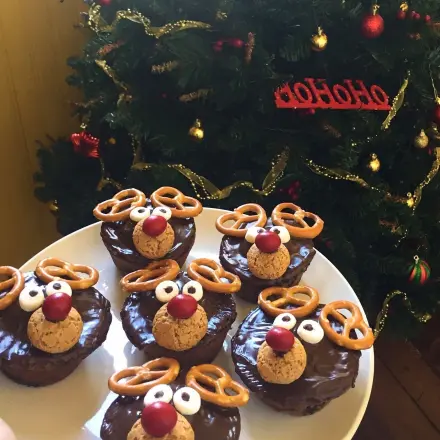 Süße Rentiermuffins mit Frischkäse-Erdnussfüllung