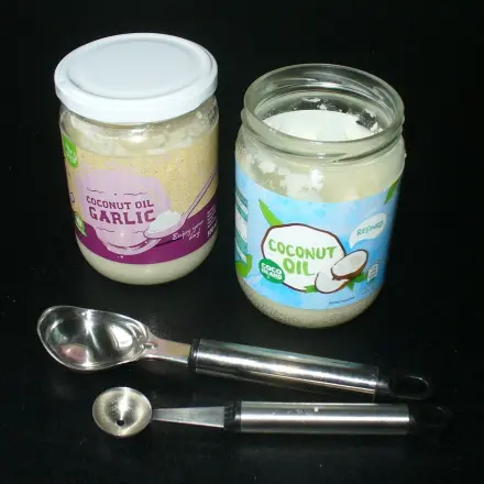 Festes Kokosöl leichter aus dem Glas entnehmen