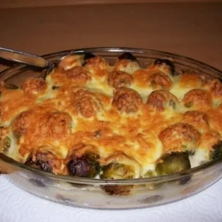 Rosenkohl-Auflauf mit Hackbällchen