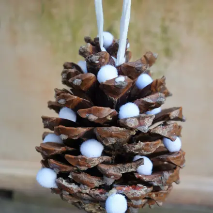 Baumschmuck: Pinienzapfen mit Schneeflöckchen
