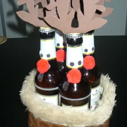 Kleine Aufmerksamkeit zur Weihnachtszeit: Bierflaschen mit Geweih