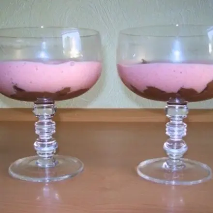 Mousse au Chocolat mit fruchtigem Sektschaum