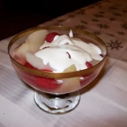 Eingelegte Birnen mit frischen Himbeeren