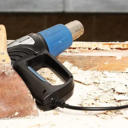 Mehrere Schichten Lack von Holz entfernen