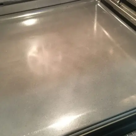 Eingebrannte Flecken: Backrohr ganz einfach reinigen