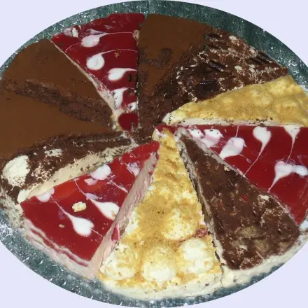 Mit verschiedenen Tiefkühltorten eine bunte Platte machen