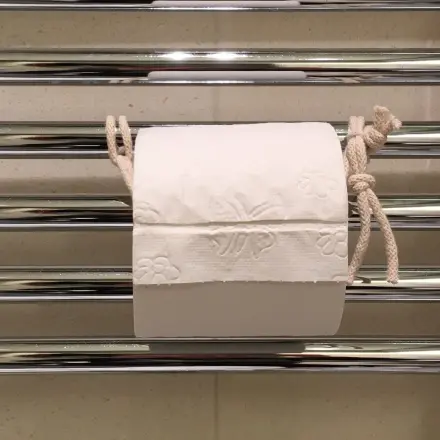 Toilettenpapier-Halter im kleinen Bad