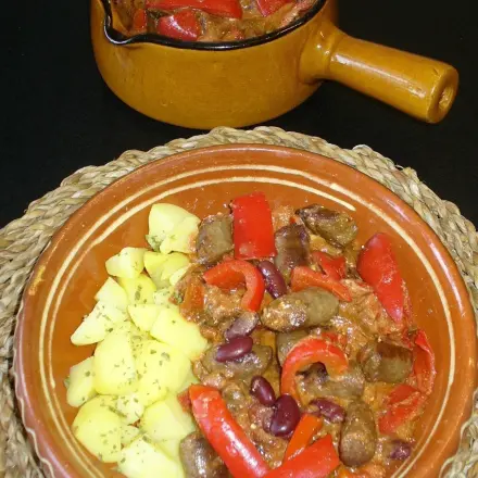 Blitzschnelles Paprika-Wurstgulasch mit Merguez und Bohnen