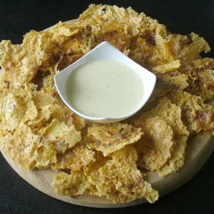 Kalorienarme und gesunde selbst gemachte Käsechips