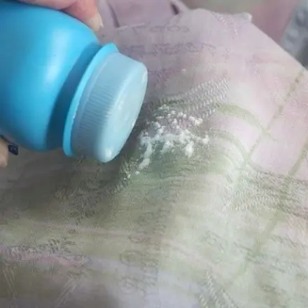 Mit Körperpuder gegen Fettflecken