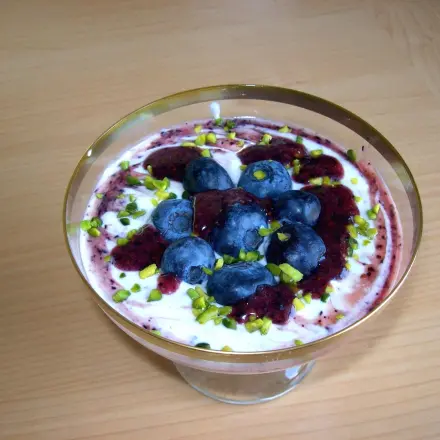 Griechischer Joghurt mit frischem Heidelbeermus