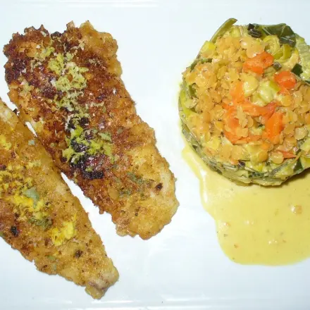 Lauchgemüse mit roten Linsen zu knusprig panierten Kabeljaufilets