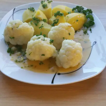 Blumenkohl in weißer Soße und Salzkartoffeln