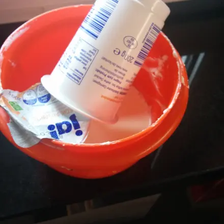 Schlagsahnebecher restlos entleeren