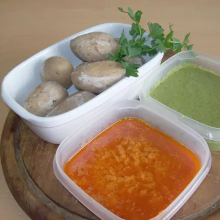 Grillsoßen Mojo rojo und Mojo verde mit Papas arrugadas